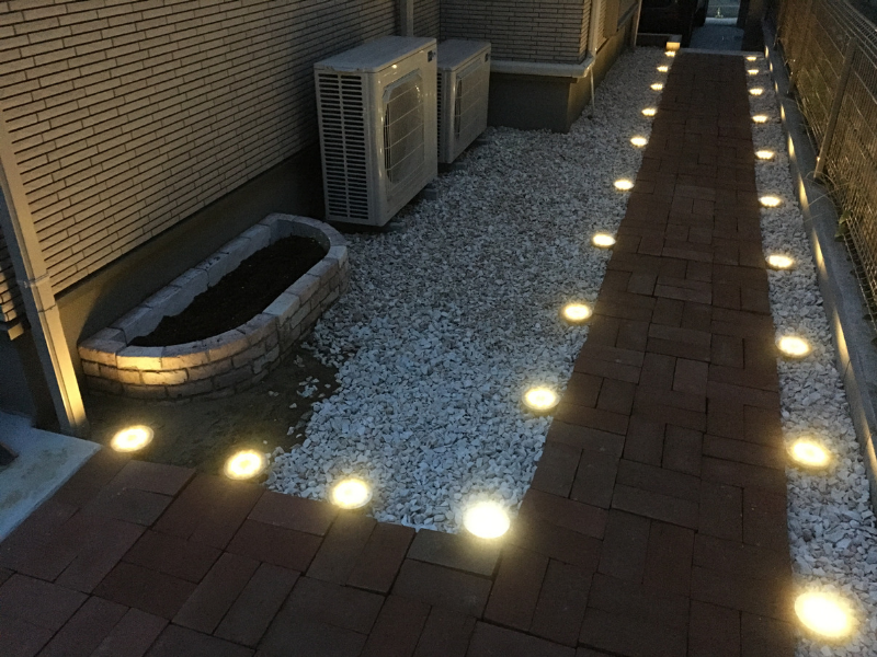【埋め込み式ソーラーライトレビュー】お手軽に庭をライトアップ【防水LED自動点灯】 | BLUEZZLY