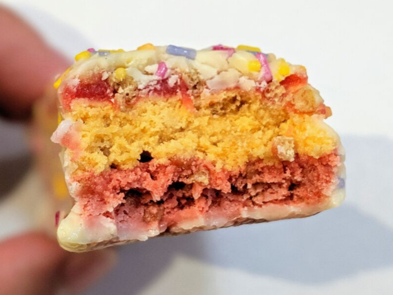 マイプロテイン6レイヤープロテインバーバースデーケーキ断面