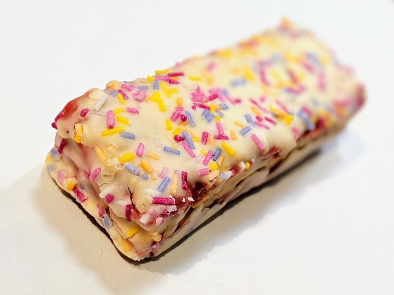 マイプロテイン6レイヤープロテインバーバースデーケーキ